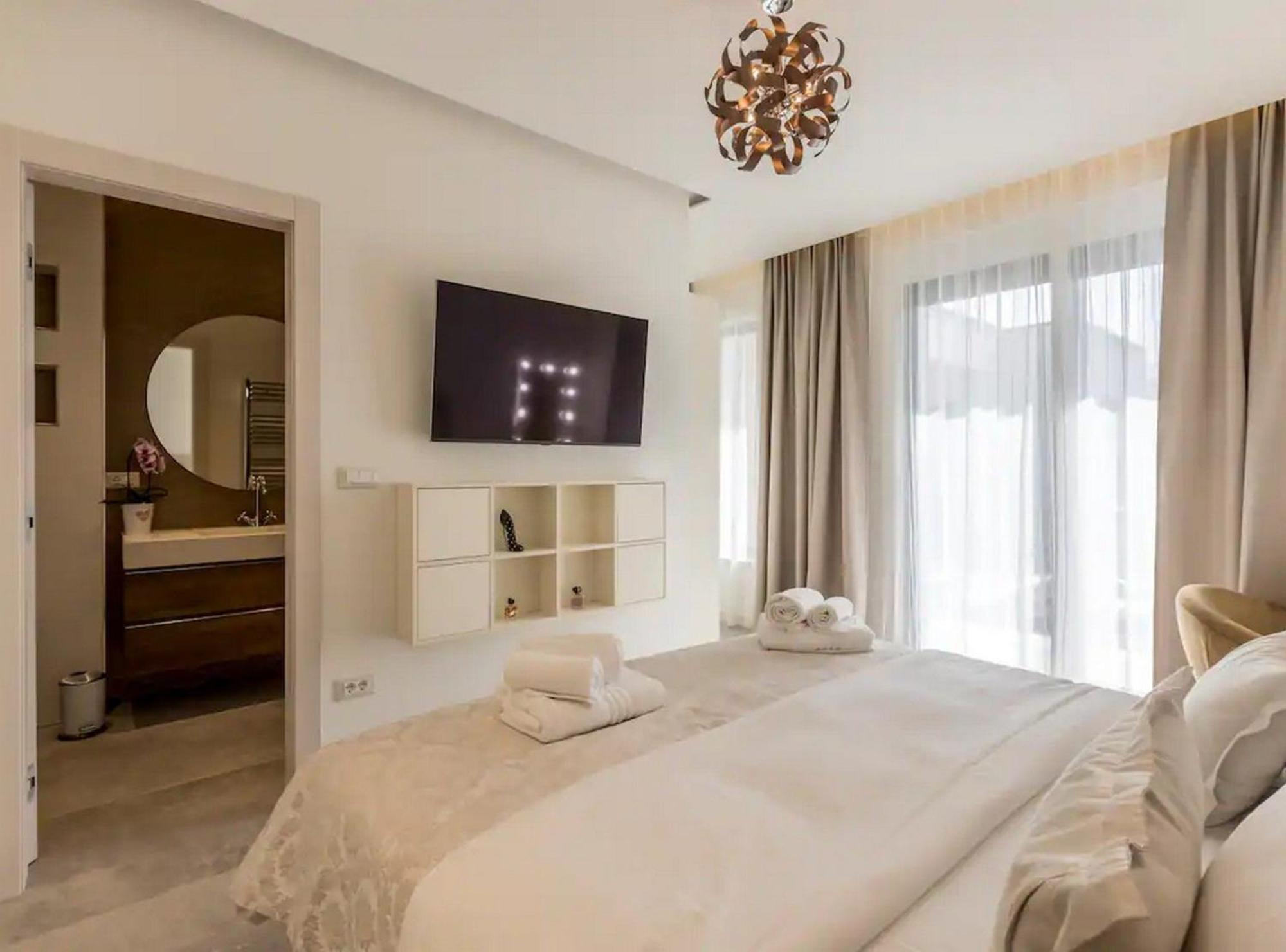 Sophisticated Oasis Residence Villa With Pool Kastela Bagian luar foto