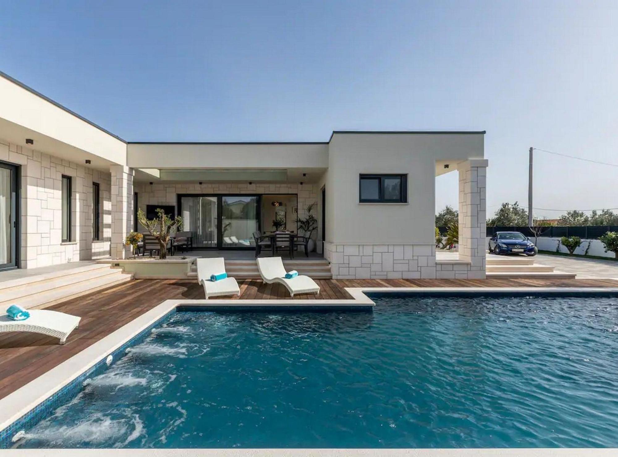 Sophisticated Oasis Residence Villa With Pool Kastela Bagian luar foto
